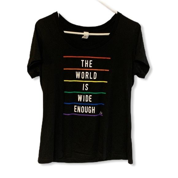 District Tops - The world is wide enough graphic shirt large